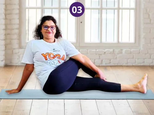 Online Yoga for Weight Management | Vibrant Varsha 6 - VIBRANT VARSHA Varsha demonstrating a seated yoga stretch during an online yoga practice